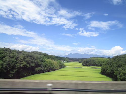 郡山での活動の帰り、新幹線からの車窓風景。青空と青い田んぼ