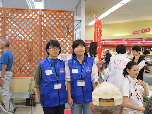 9月15日ヨークベニマル平野店健康チェックに参加した東北大学2年生の学生ボランティアの二人。