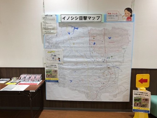 富岡町にあるショッピングモールの情報広場に貼付されている、イノシシ目撃マップ