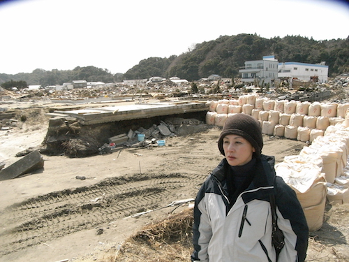 2011年4月3日、いわきの海の前の石井