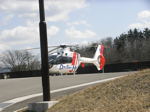 福島県立医科大学附属病院駐車場に着陸しているドクターヘリ