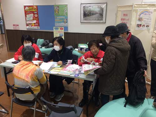 富岡町の「さくらモールとみおか」での健康チェックで食事指導をする栄養士と利用者