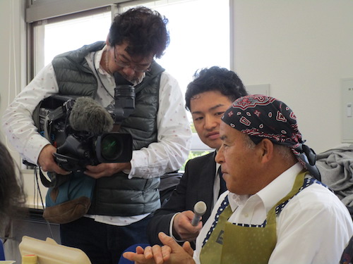 インタビューを受ける仮設住宅で自治会長をされていた北崎さん