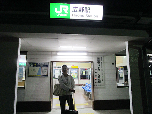 広野駅止まりの常磐線だったので、ここから富岡までタクシーで行こうとしたけど……。タクシーがいない(>_<)しかも、まだ夕方６時過ぎなのにいかに真っ暗か、フラッシュをたかずに撮ってみました