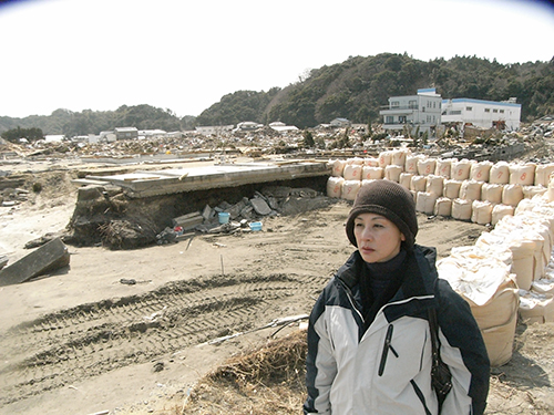 2011年4月、東京大学大学院の子弟関係にあった大橋教授（当時）らと震災直後の被災地に入った石井。あまりのことに言葉を失う