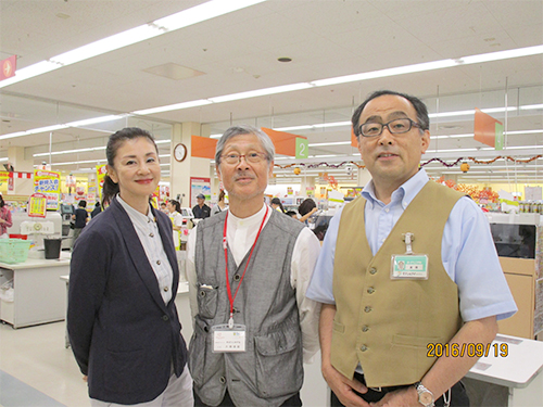 2016年、福島市のヨークベニマル平野店から始まったスーパーでの健康チェックイベント。店長さんの理解と尽力あればこその支援に、感謝に絶えない石井と大橋。スーパーという誰もが気楽に参加できる場所での開催は、今や福島県内にとどまらず仙台茂庭店など広範囲に広がっています