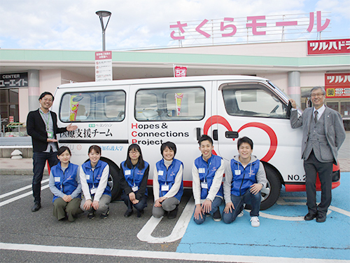 2017年より福島県庁関連事業「富岡あんしんプロジェクト」を開始、現在はステージ3を展開中。富岡町にあるショッピングセンター“さくらモールとみおか”で健康チェックイベントを手伝ってくれた東北大学の学生ボランティア。彼らは2015年からきぼうときずなに参加してくれている。間もなく卒業する彼らがボランティアの経験を生かして社会で活躍してくれることを願っています（大橋＆保健師AIBA）