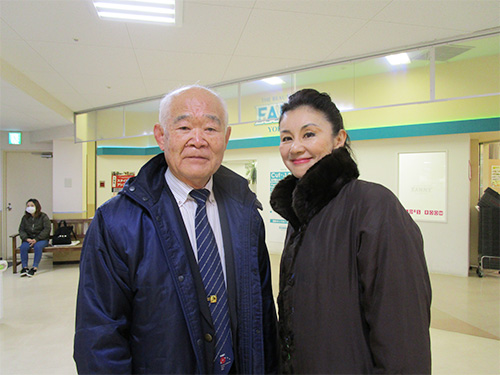 吉田先生のお父様で吉田ジュニアのお祖父様は、福島県バドミントン協会の会長さん。剣道３段の石井とスポーツの意義や東京オリンピックの話で盛り上がりました