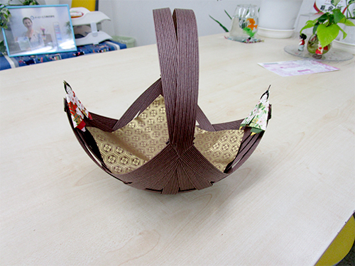 お雛様シーズンには、紐で編んだ籠を作り、折り紙のお雛様を飾りつけたハイレベルな手作りにも挑戦しました