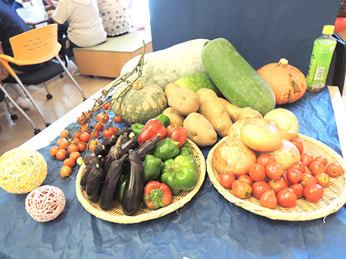 富岡町の住民の方たちが郡山の畑で栽培した旬の野菜いろいろ。きぼうときずなの料理教室で地元で採れた野菜として使わせていただきました