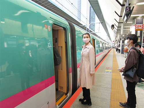 10月3日今年度初の活動のため東京駅から「はやぶさ号」に乗り込む石井。いざ仙台へ出発！！