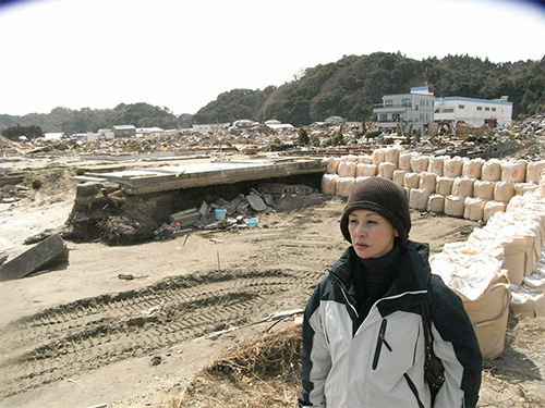 震災直後の被災地視察2011年4月福島出身の大橋は石井に協力を求め、医療支援の方法を探るため被災地視察に福島へ向かった。石井は往復の運転を担当したが、道中、自衛隊の車が通るたびに大橋が手を合わせるのを見て、あとには引けない思いにかられたのです