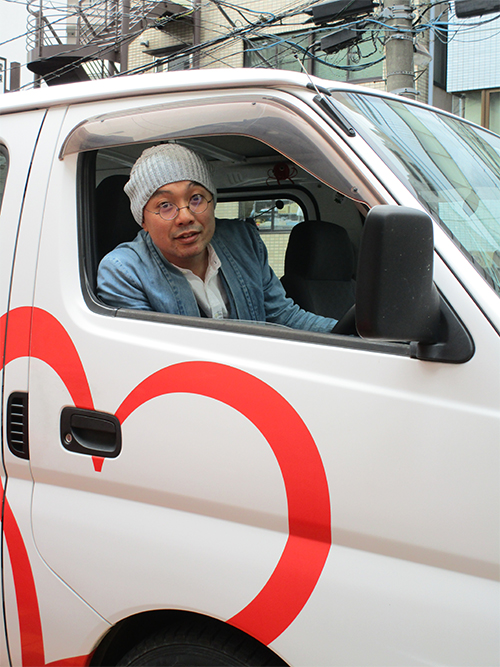 被災地を回るのに欠かせないぺ・ヨンジュン氏寄贈の医療支援車、通称ぺ号。この10年間で5人のドライバーが運転したが、現在は保健師AIBA自らが運転しています