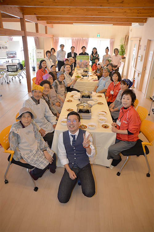 はまらっせんプロジェクトの料理教室、健康相談など避難生活の心身の健康支援活動は新聞にも掲載されました。この活動には東京の山野辺シェフはじめ地元の栄養士さんなどの協力がありました。参加していただいた方々はイベントが終わる頃にはみんなうちとけて、また今度もねと別れを惜しんでいました。大橋石井きぼうときずなスタッフは、支援活動に手ごたえを感じ、これからもがんばろうと思いました
