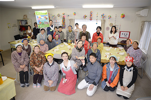 はまらっせんプロジェクトの料理教室、健康相談など避難生活の心身の健康支援活動は新聞にも掲載されました。この活動には東京の山野辺シェフはじめ地元の栄養士さんなどの協力がありました。参加していただいた方々はイベントが終わる頃にはみんなうちとけて、また今度もねと別れを惜しんでいました。大橋石井きぼうときずなスタッフは、支援活動に手ごたえを感じ、これからもがんばろうと思いました
