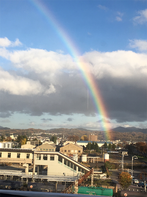 きぼうときずな、雨の日の活動を終えた郡山駅から、見たこともないほどの大きな虹が出ていました。まるで被災地の復興支援を応援するかのような本当の空に輝く美しい虹でした