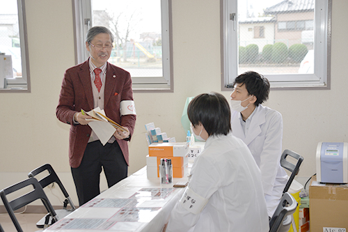 ヘモグロビンa1cは糖尿病の状態を知る検査項目です。とくに高齢者の病気予防には大切になるので、東京から専門会社の看護師さんに来ていただき、検査してもらいました、彼らにお願いしたのも大橋。適材適所に人員を配しています