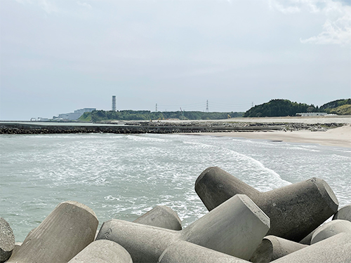 富岡町の海から見える煙突のような建物が福島第二原発。廃炉作業が始まったが2064年の終了をめざすとされる先の長いはなし
